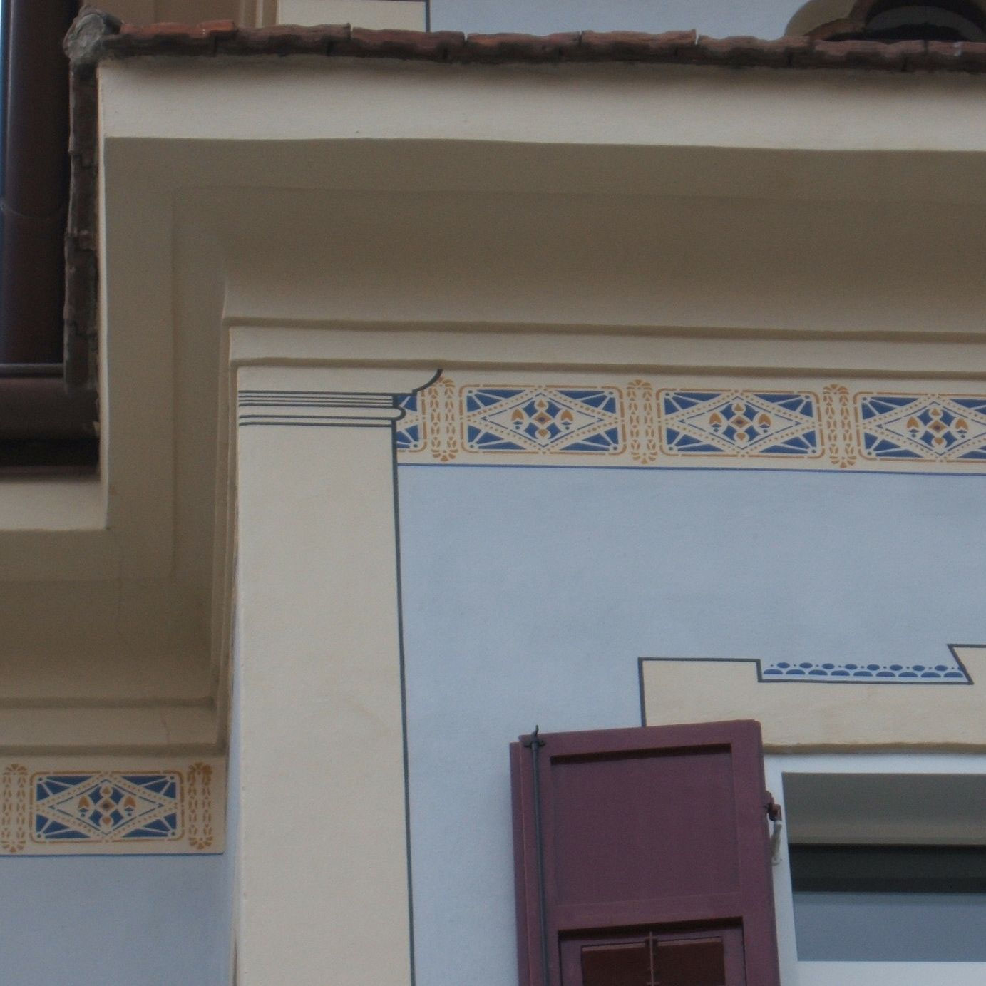 Jugendstil-Zierband, freigelegt und nachgezogen